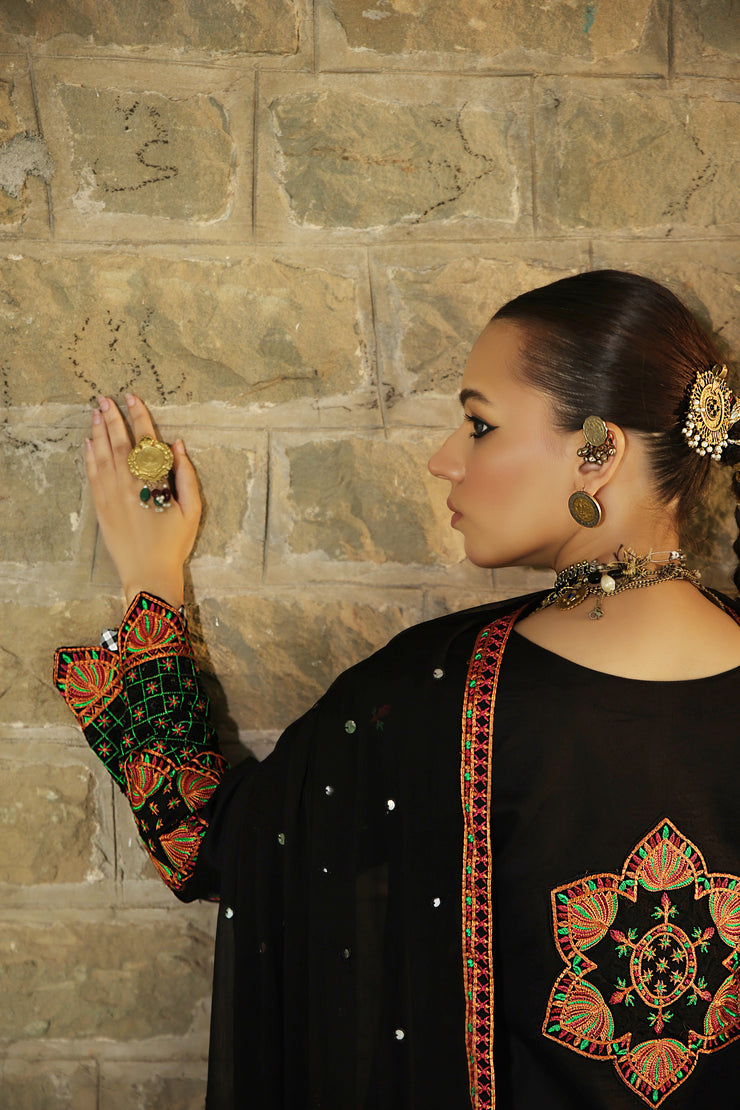 3 Pc Embroidered Linen Dress With Chiffon Dupatta | UMNAA